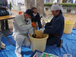 ポン菓子とタレを混ぜ合わせている写真