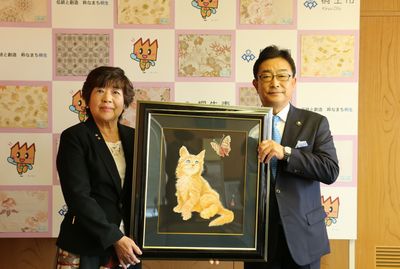 写真：現代の名工・荒木千恵子様による刺繍絵画ご寄贈の様子