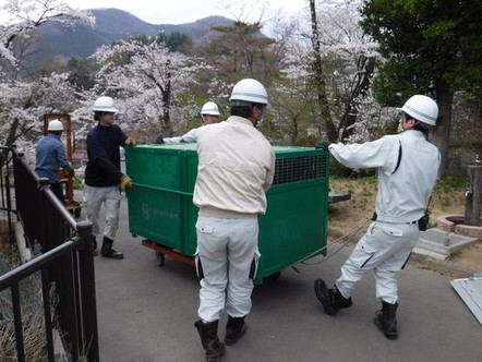 写真：シルクが入った輸送箱を運ぶようす