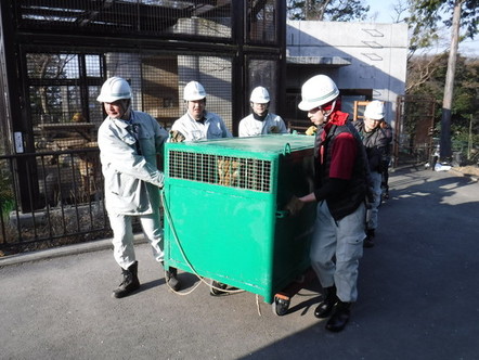 写真：ゆっくりと輸送箱を運んでいくようす