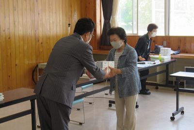 写真：桐生市民生委員児童委員協議会様へのマスク配付の様子1