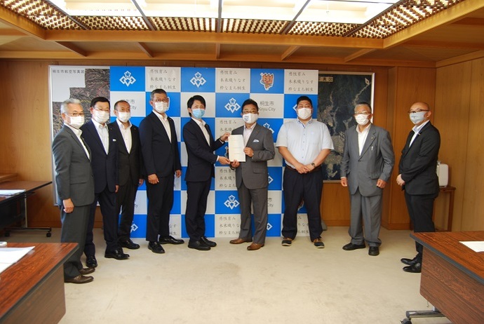 市長に提言書を提出する総務委員会のメンバーの写真