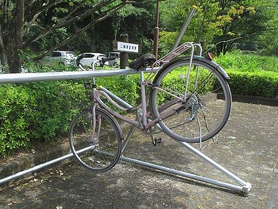 写真:上下に渡したパイプの上側に自転車のサドルをひっかける