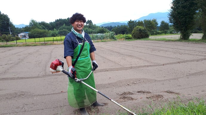 岩崎隊員が農園の草刈りをしている様子の写真