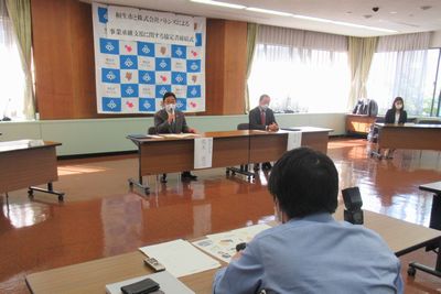 写真：「桐生市と株式会社バトンズによる事業承継支援に関する協定」締結式の様子2