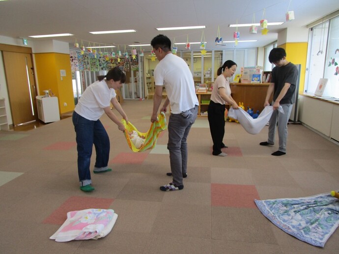 写真：親子でシーツブランコをしている様子