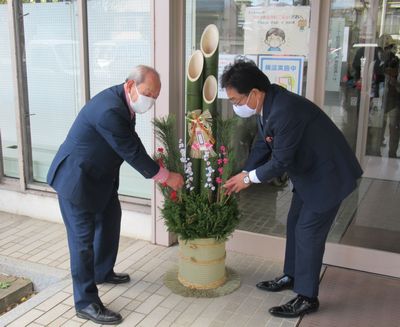 写真：森島通亘様による門松ご寄贈の様子