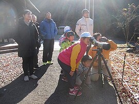 写真:スコープをのぞく子供たち