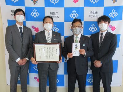 写真：株式会社ダーウィン様からの寄附の受け入れの様子