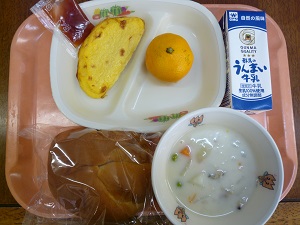 給食の写真：こめっこぱん、牛乳、オムレツトマトソース、クラムチャウダー、みかん