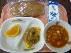 給食の写真：ブランコッペ、オムレツきのこソース、ミネストローネ、オレンジ