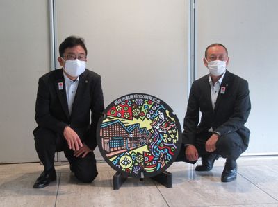 写真:「桐生市制施行100周年記念下水道マンホール蓋」お披露目の様子