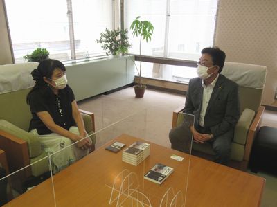 写真:鈴木武蔵選手による自叙伝のご寄贈の様子1