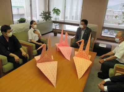 写真:桐生市遺族会様による「織づる」のご寄贈の様子1