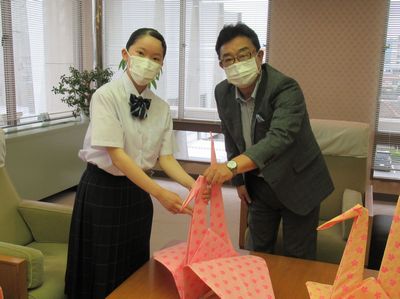 写真:桐生市遺族会様による「織づる」のご寄贈の様子2