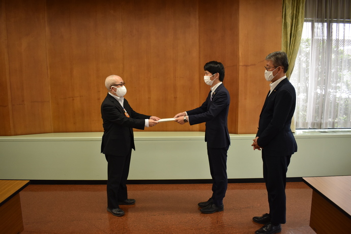 写真：保健福祉部長に要望書を提出する正副教育民生委員長