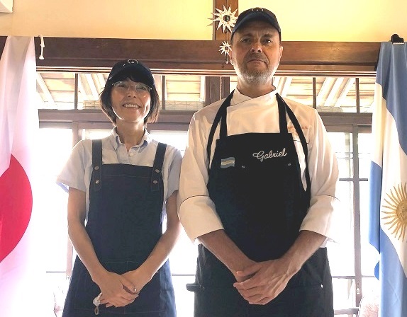 写真：オーナーの高橋さんとガブリエルさん