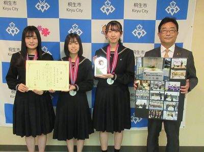 写真：桐生高等学校茶華道部による「Ikenobo花の甲子園2021」準優勝報告の様子