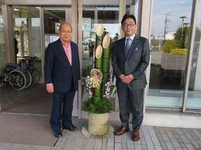 写真：森島通亘様による門松ご寄贈の様子