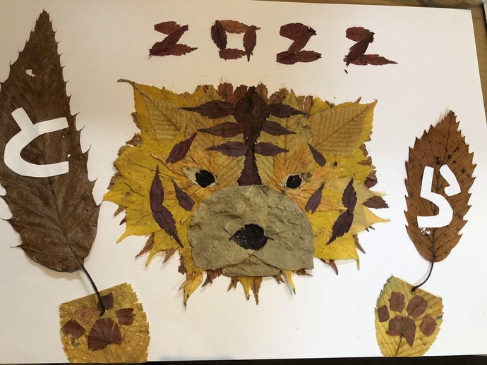 写真:黄色や茶色になった葉で作ったトラの絵