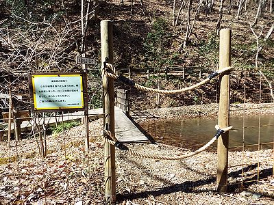 写真:ロープを張った入口に設置された案内板