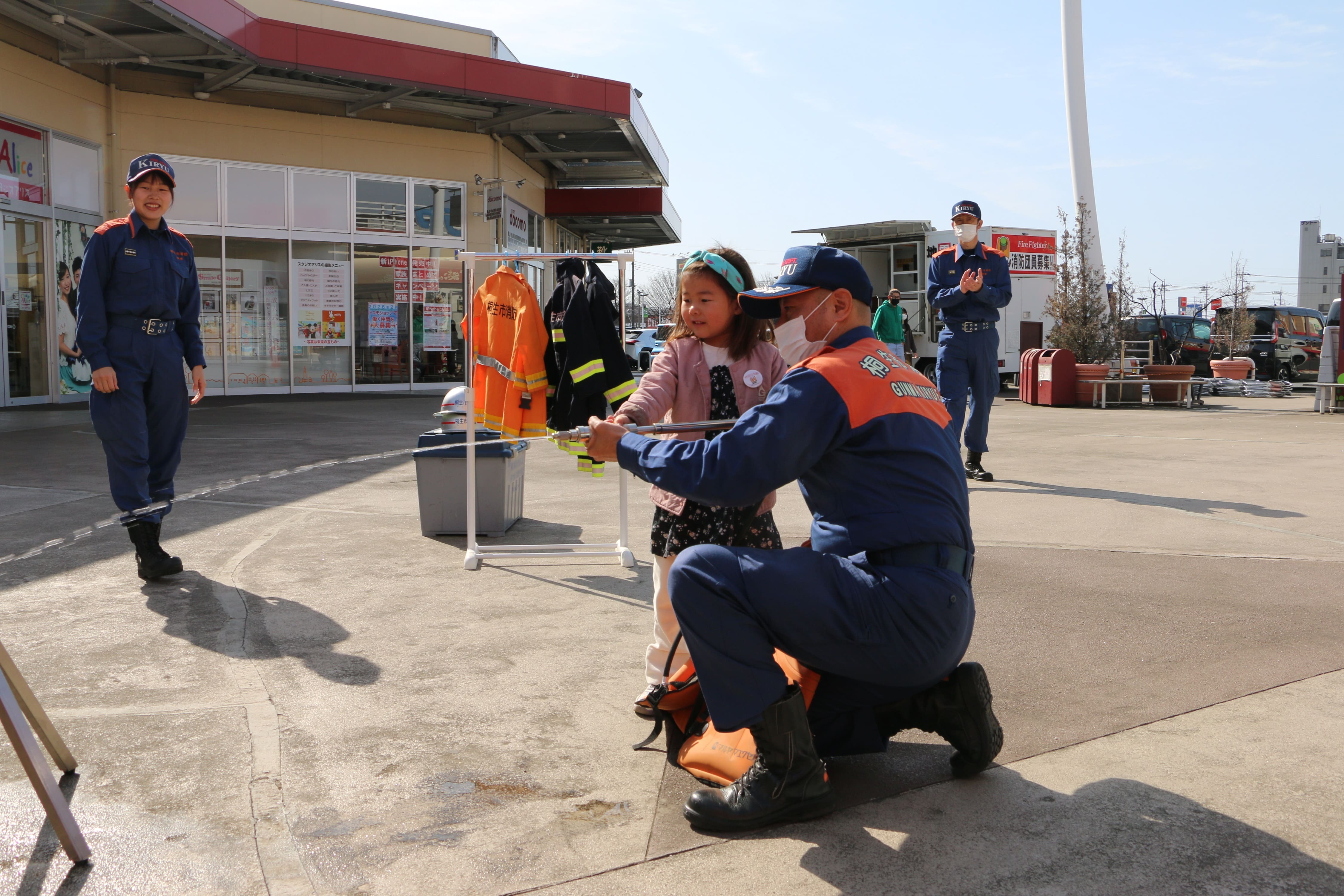 写真：ジェットシューター放水体験をする親子の様子