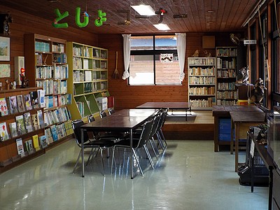 写真:図書コーナー全景