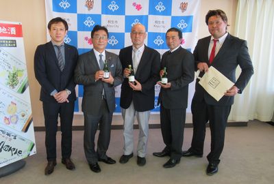 写真：桐生市酒米生産組合様による「地酒3銘柄飲み比べセット」発売報告の様子2