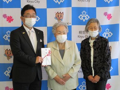 写真：桐生市地区日本赤十字有功会女性部会様からの寄附の受け入れの様子