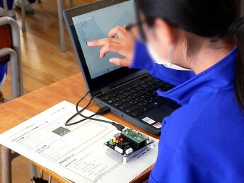 写真：プログラミングをする生徒