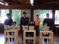 写真：親子で間伐材お絵かき