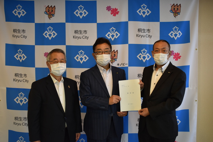 写真:市長に要望書を提出したのちの市長、議長、副議長