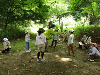 写真:葉っぱを使ったじゃんけんをしている