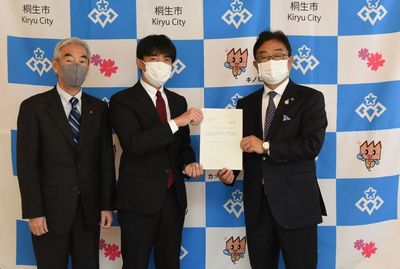 写真：荒木桐生市長に答申書を手渡す藤森会長および石原副会長