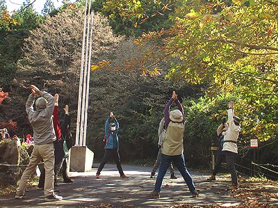 写真:輪になってストッレッチ体操をする参加者