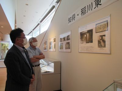 写真：「球都桐生野球史展示会」視察の様子1