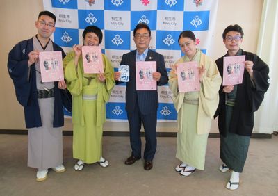 写真：落語家ユニット「上州事変」ご来訪の様子