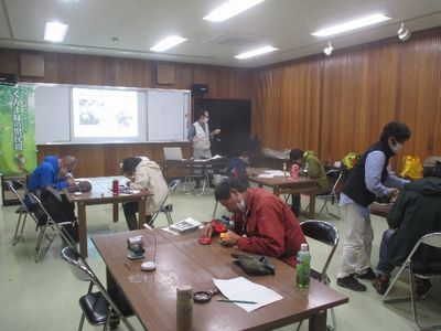 写真:顕微鏡を覗き込む参加者たち