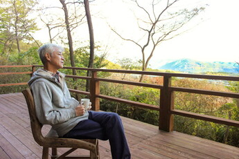 自宅でくつろぐ山内さんの写真