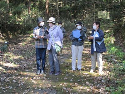 写真:参加者に寄り添う講師