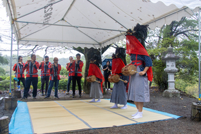 前田原地区の獅子舞行事の様子。