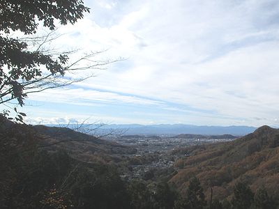 写真:青く広い空、白い雲、色づく山並み