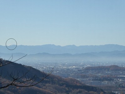 写真:秩父の山並にちらりと見える富士山