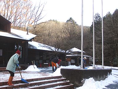 写真:舗装されたセンター前の雪かきをする職員たち