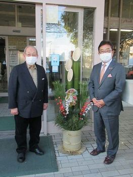 写真：森島通亘様による門松ご寄贈の様子