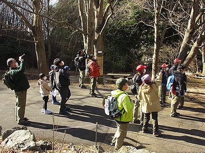 写真:ハンミョウ広場で鳥を見ている参加者