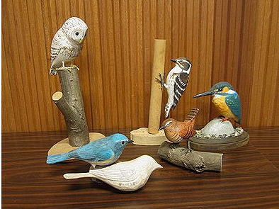 写真:木を掘って作った野鳥たち
