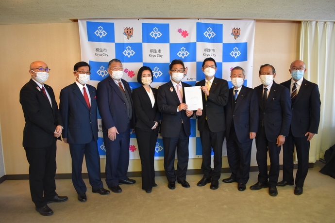 市長に提言書を提出する総務委員会のメンバーの写真