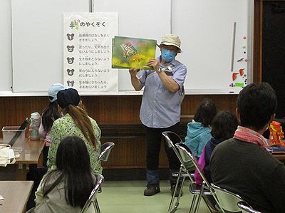 写真:紙芝居を読む指導員