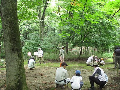 写真:チームに分かれてネイチャーゲーム